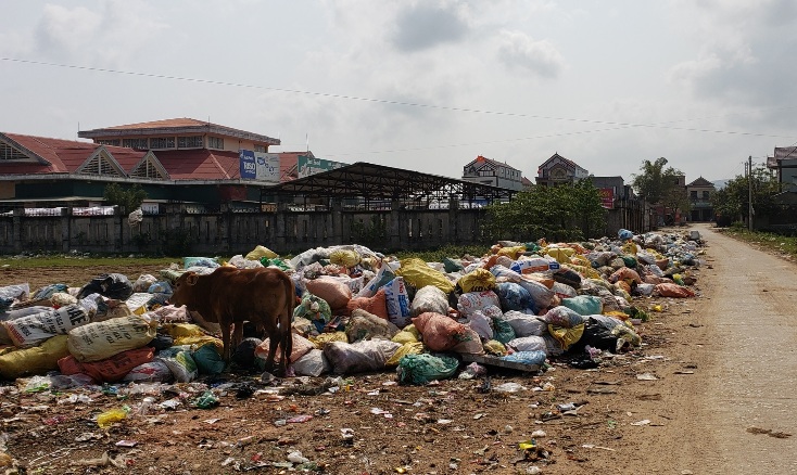 Sau Tết Nguyên đán, rác thải chất đống, nằm ngổn ngang trên con đường sau chợ Hòa Ninh, xã Quảng Hòa. 