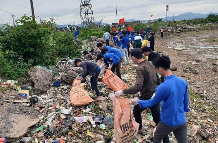 Lực lượng đoàn viên thanh niên thị xã Ba Đồn thường xuyên tổ chức các hoạt động dọn dẹp vệ sinh môi trường trên địa bàn. 
