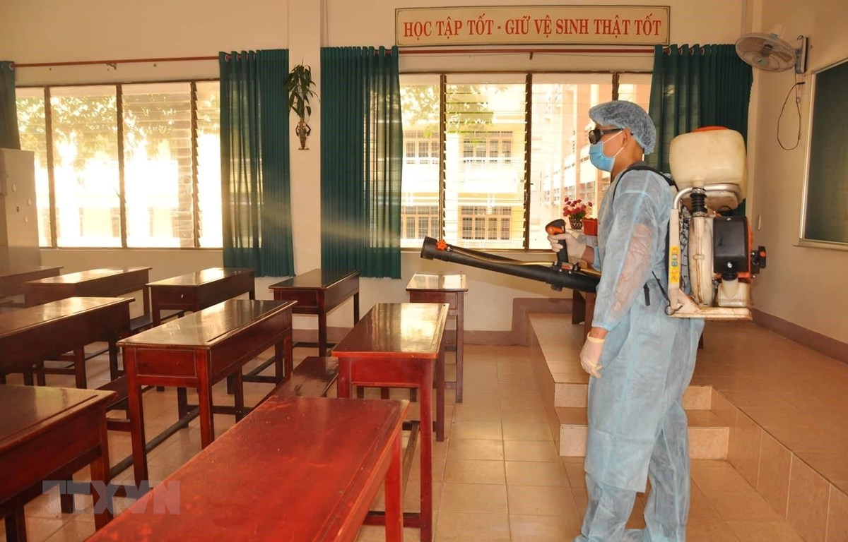 Phun xịt khử trùng tại các trường học trên địa bàn thành phố Đồng Xoài. (Ảnh: TTXVN phát)
