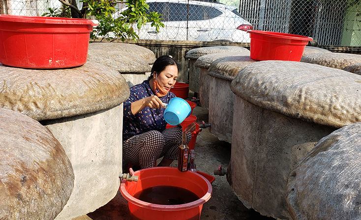  Chị Trương Thị Nga luôn chọn loại cá cơm tươi để chế biến ra những lít nước mắm thơm ngon, bảo đảm chất lượng. 