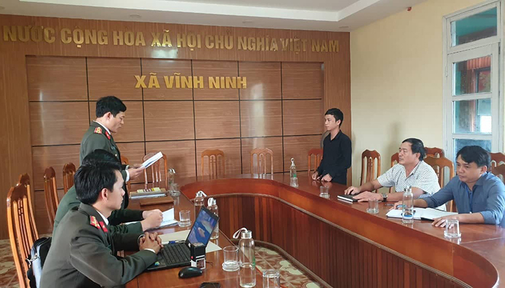 Phòng ANCTNB công bố quyết định xử phạt vi phạm hành chính đối với Bùi Văn Hùng.