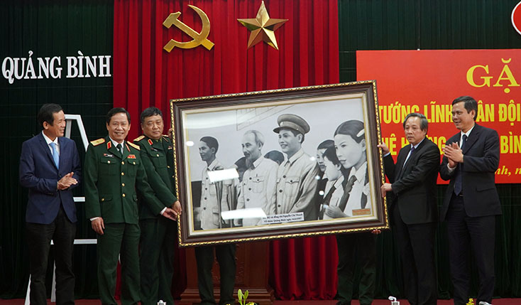 Các đồng chí trong Thường trực tỉnh ủy nhận bức ảnh bức ảnh Bác Hồ và đồng chí Nguyễn Chí Thanh do  Thượng tướng Trần Quang Phương tặng