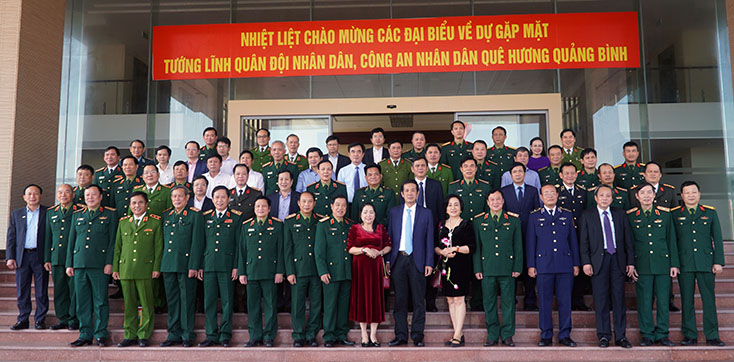 Các đồng chí tướng lĩnh chụp ảnh lưu niệm cùng các đồng chí lãnh đạo tỉnh