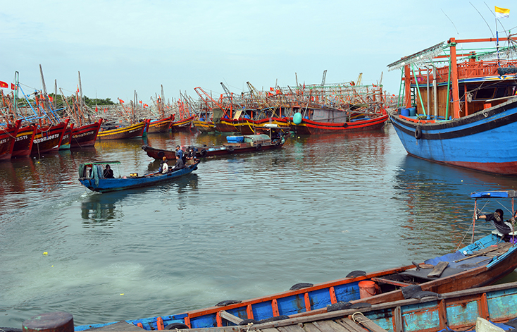 Tại khu vực cảng cá sông Gianh và âu thuyền cảng cá cửa Gianh (Bố Trạch) có trên 100 thuyền công suất lớn chuẩn bị ra khơi. 