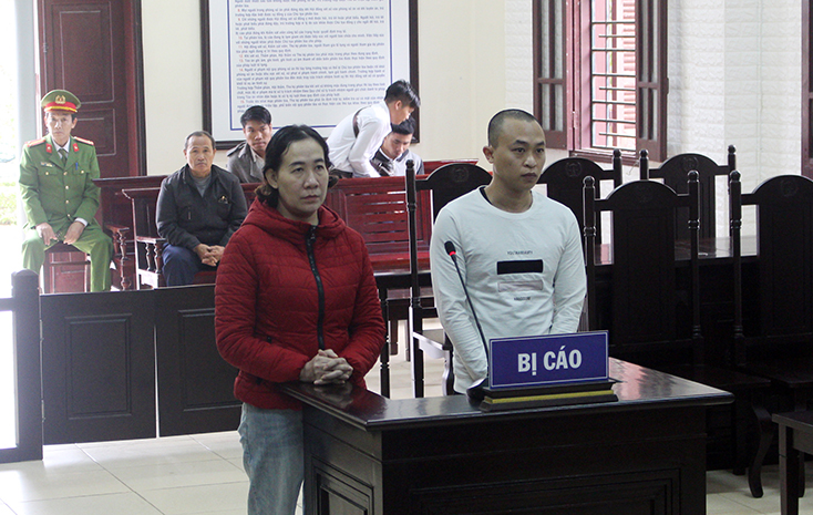  Hai bị cáo Nguyễn Thị Hiền và Đặng Nhật Long tại tòa. 