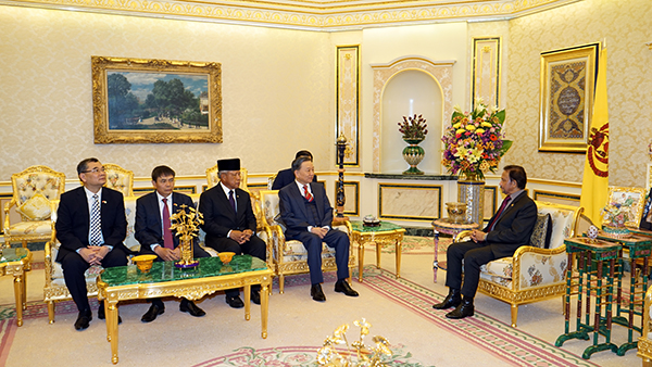  Bộ trưởng Tô Lâm và Đoàn đại biểu cấp cao Bộ Công an Việt Nam chào xã giao Quốc vương Haji Hassanal Bolkiah. Ảnh: CAND