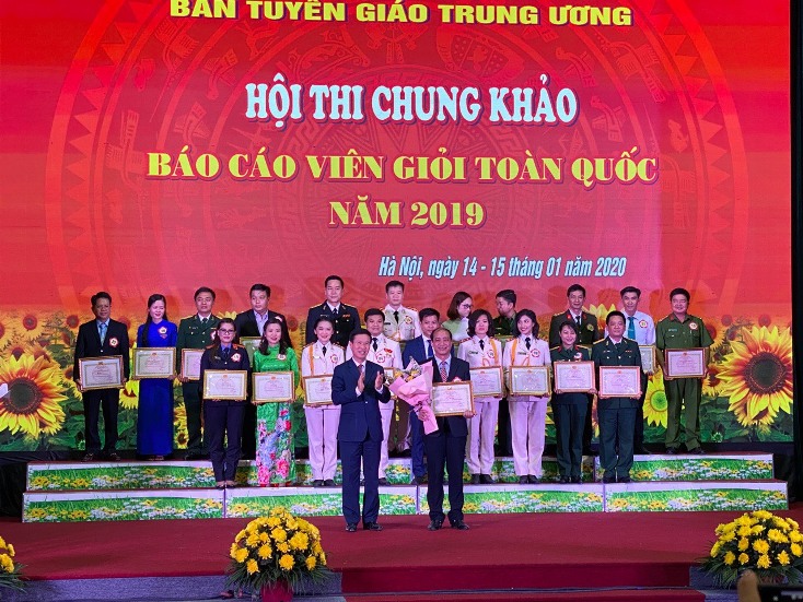 Đổng chí Trưởng ban Tuyên giáo Trung ương Võ Văn Thưởng trao giải nhất hội thi chung khảo BCV giỏi toàn quốc năm 2019 cho BCV Đặng Thái Sơn.