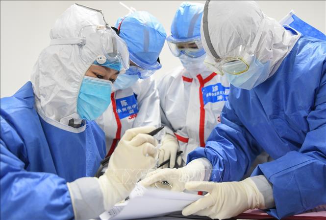  Nhân viên y tế trao đổi thông tin về bệnh nhân nhiễm COVID-19 tại bệnh viện ở Vũ Hán, Trung Quốc, ngày 14-2-2020. Ảnh: THX/TTXVN