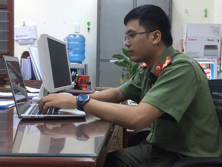 Thượng úy Trần Thanh Toản say mê với công việc lập trình.