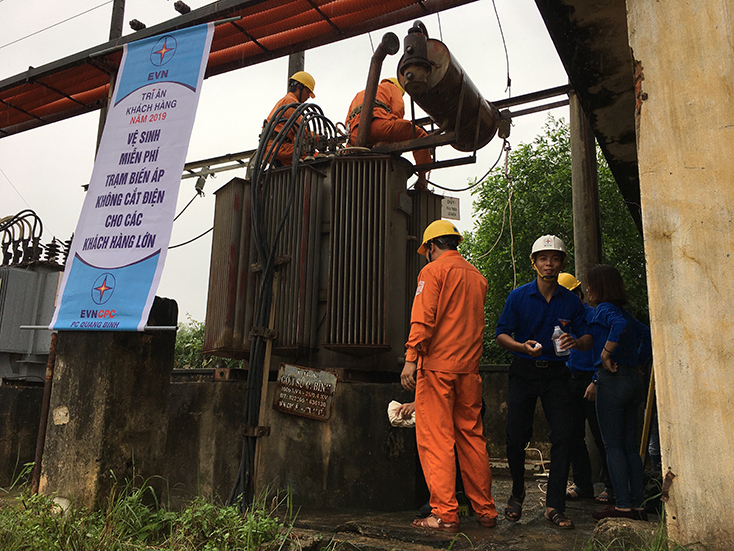 Công nhân Điện lực Đồng Hới đang thi công một công trình sửa chữa lớn trên địa bàn TP. Đồng Hới. 