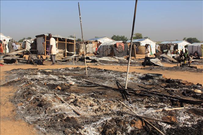 Nhà cửa bị thiêu rụi sau một vụ tấn công tại Maiduguri, bang Borno, đông bắc Nigeria. Ảnh tư liệu: AFP/TTXVN