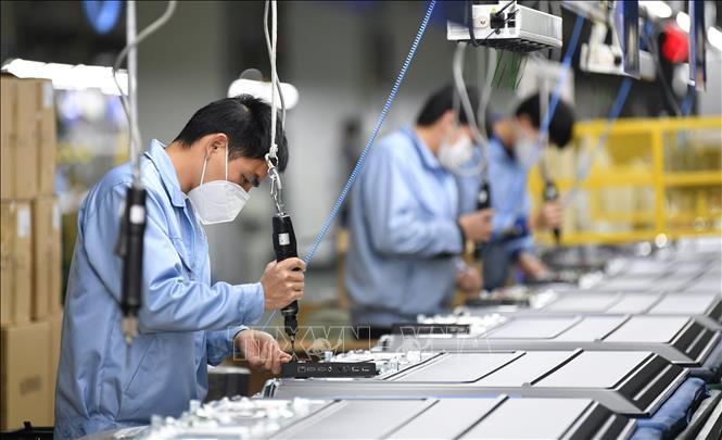 Công nhân sản xuất tại một phân xưởng của Skyworth ở Quảng Châu, thủ phủ tỉnh Quảng Đông, Trung Quốc ngày 10-2-2020. Ảnh: THX/TTXVN