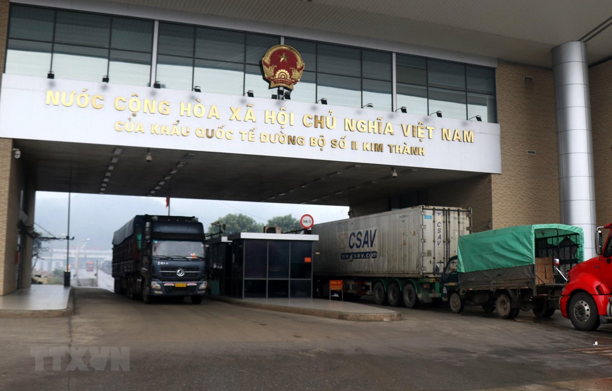 Các xe hàng nông sản chờ làm thủ tục xuất khẩu sang Trung Quốc tại cửa khẩu Lào Cai. (Ảnh: Quốc Khánh/TTXVN)