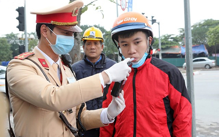 Cảnh sát giao thông Hà Nội kiểm tra nồng độ cồn theo đúng quy định của Bộ Y tế. Ảnh: VIỆT CƯỜNG