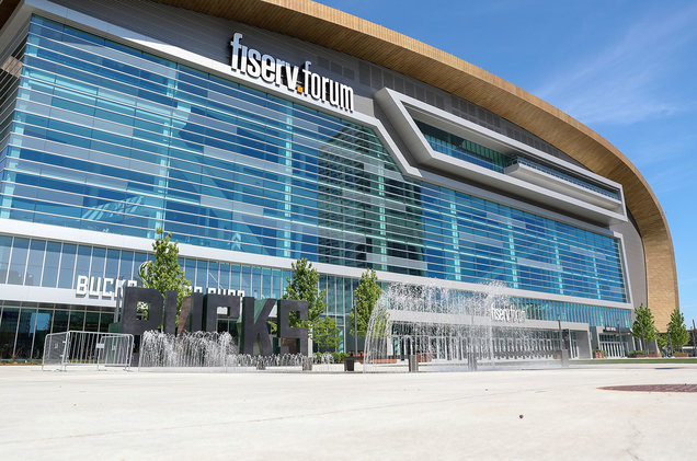 Nhà thi đấu đa năng Fiserv Forum tại thành phố Milwaukee (bang Wisconsin), nơi diễn ra Đại hội Toàn quốc của Đảng Dân chủ tháng 7/2020. Ảnh: Billboard