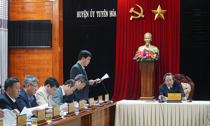 Đồng chí Bí thư Huyện ủy Tuyên Hóa Lê Công Hữu báo cáo công tác chuẩn bị đại hội Đảng các cấp với đoàn công tác 