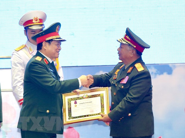  Đại tướng Chansamone Chanyalath, Bộ trưởng Bộ Quốc phòng CHDCND Lào trao Huân chương Tự do hạng Nhất cho Quân đội nhân dân Việt Nam. (Ảnh: Dương Giang/TTXVN)