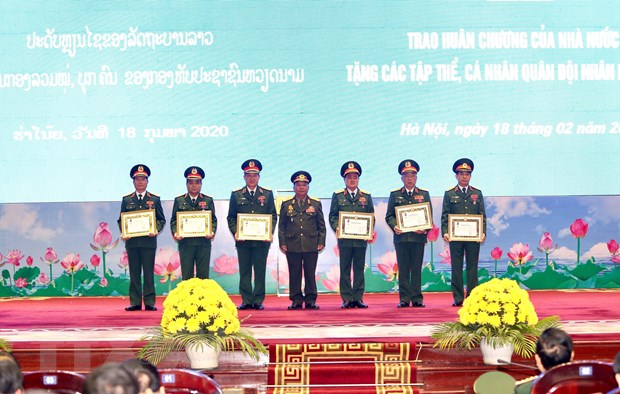 Đại tướng Chansamone Chanyalath, Bộ trưởng Bộ Quốc phòng CHDCND Lào trao Huân chương Tự do hạng Nhì cho các cá nhân của Quân đội nhân dân Việt Nam. (Ảnh: Dương Giang/TTXVN)