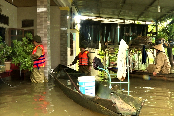 Công an huyện Quảng Ninh hỗ trợ người dân phòng chống lụt bão.