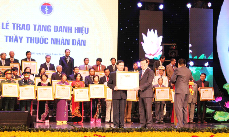Chủ tịch nước Trương Tấn Sang trao danh hiệu “Thầy thuốc nhân dân” cho PGS.TS Nguyễn Duy Thắng (2-2014).