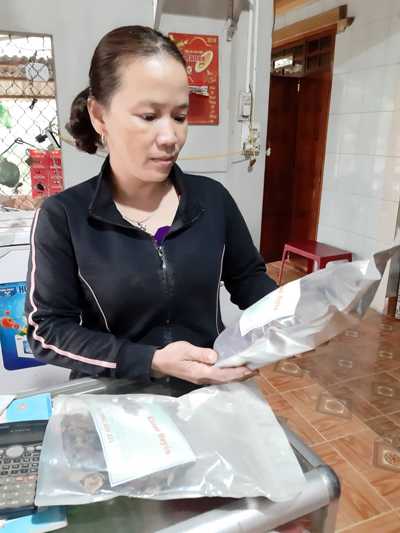 Sản phẩm nấm linh chi được bày bán ở các quầy tạp hóa xã Văn Thủy.