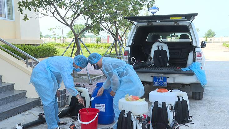 Cán bộ Trung tâm Y tế huyện Quảng Trạch tổ chức phun thuốc khử khuẩn tại trụ sở Huyện ủy Quảng Trạch. 