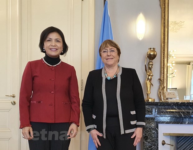 Đại sứ, Trưởng Phái đoàn Lê Thị Tuyết Mai và Cao ủy Nhân quyền LHQ Michelle Bachelet. (Ảnh do Phái đoàn Việt Nam tại Geneva cung cấp)
