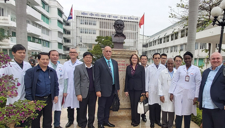 Đoàn công tác Cuba chụp ảnh lưu niệm với cán bộ y tế Bệnh viện hữu nghị Việt Nam-Cuba Đồng Hới
