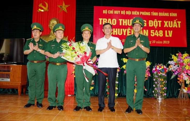 Đồng chí Phó Bí thư Thường trực Tỉnh ủy Trần Thắng tặng hoa, chúc mừng Bộ chỉ huy BĐBP tỉnh đấu tranh thành công chuyên án 548LV. 