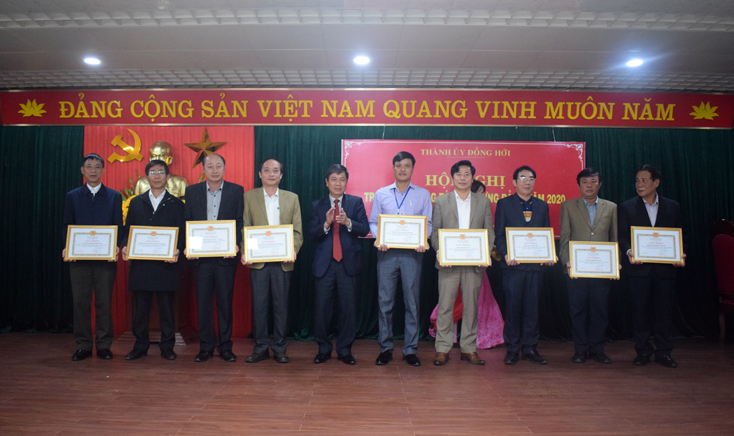 Đồng chí Lê Văn Phúc, Bí thư Thành ủy trao giấy khen cho 9 TCCS đảng hoàn thành xuất sắc nhiệm vụ, đạt tiêu chuẩn “Trong sạch, vững mạnh” tiêu biểu năm 2019.