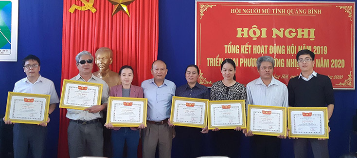 Ông Nguyễn Thế Hùng, Chủ tịch Hội người mù tỉnh tặng giấy khen cho các tập thể, cá nhân có thành tích xuất sắc trong công tác hội năm 2019.