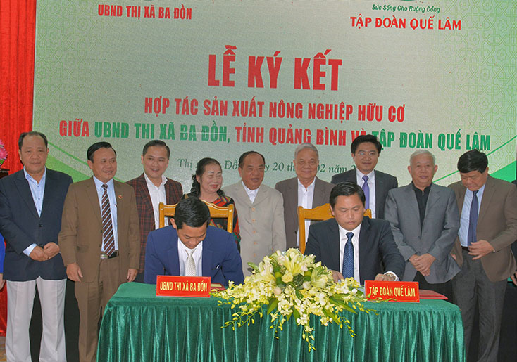 Lãnh đạo thị xã Ba Đồn và Tập đoàn Quế Lâm ký kết thỏa thuận hợp tác đầu tư sản xuất, tiêu thụ sản phẩm nông nghiệp hữu cơ.