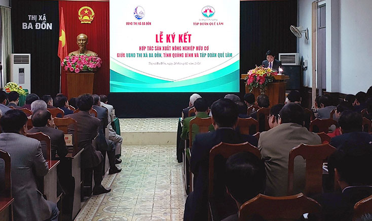 Đồng chí Trương An Ninh, Bí thư Thị ủy Ba Đồn phát biểu chỉ đạo tại buổi ký kết.