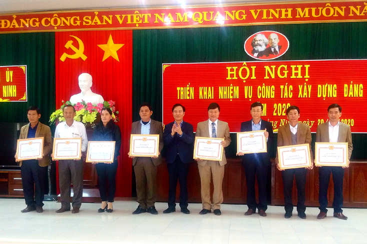 Lãnh đạo huyện Quảng Ninh trao giấy khen cho các tập thể, cá nhân có nhiều thành tích xuất sắc trong công tác xây dựng Đảng.