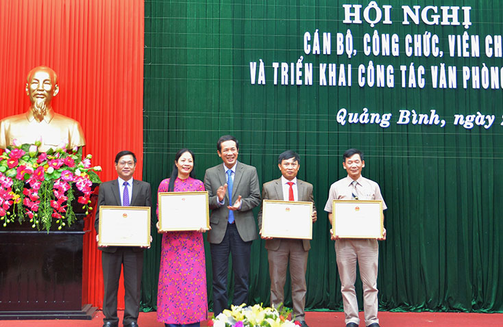 Đồng chí Trần Công Thuật, Chủ tịch UBND tỉnh trao danh hiệu tập thể lao động xuất sắc cho 4 tập thể có thành tích xuất sắc năm 2019.