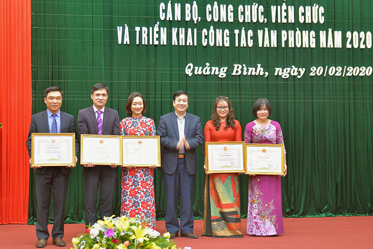 Đồng chí Nguyễn Xuân Quang, Phó Chủ tịch Thường trực UBND tỉnh trao bằng khen cho các cá nhân có thành tích xuất sắc năm 2019.