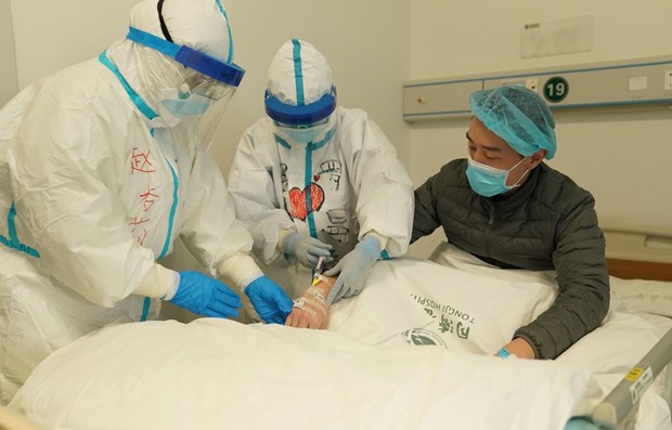 Điều trị cho bệnh nhân nhiễm COVID-19 tại bệnh viện ở Vũ Hán, Trung Quốc. (Ảnh: THX/TTXVN)