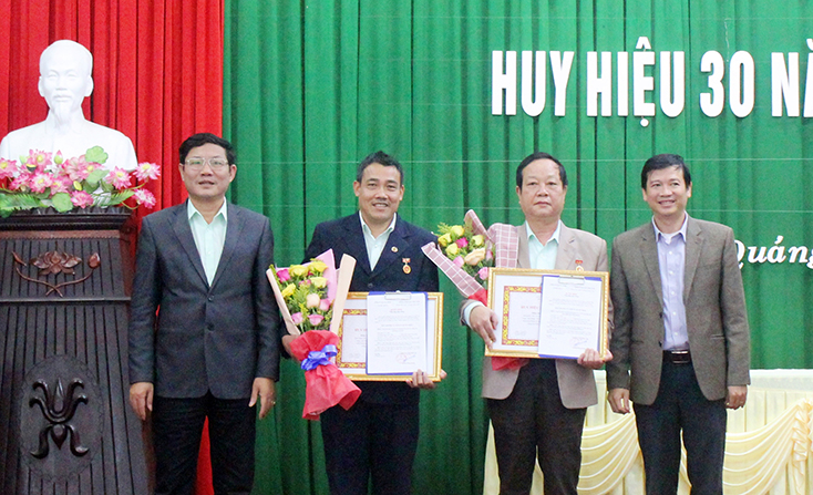  Đảng bộ PC Quảng Bình tổ chức trao Huy hiệu 30 năm tuổi Đảng cho các đảng viên.