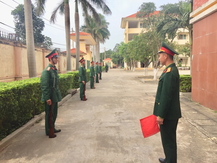 Luyện tập đội ngũ chuẩn bị cho lễ ra quân huấn luyện.