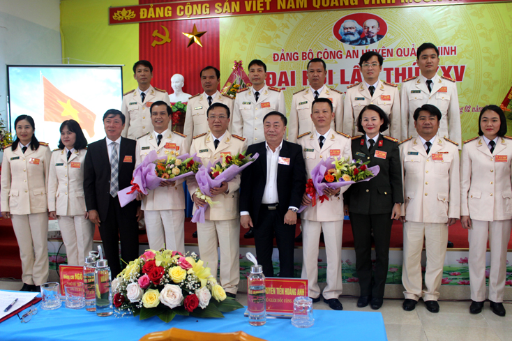 Lãnh đạo huyện Quảng Ninh tặng hoa chúc mừng Ban chấp hành Đảng bộ Công an huyện khóa XXV, nhiệm kỳ 2020-2025.