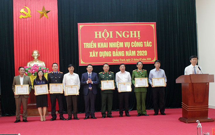 Ban Thường vụ Huyện ủy Quảng Trạch trao giấy khen cho các tổ chức cơ sở Đảng   