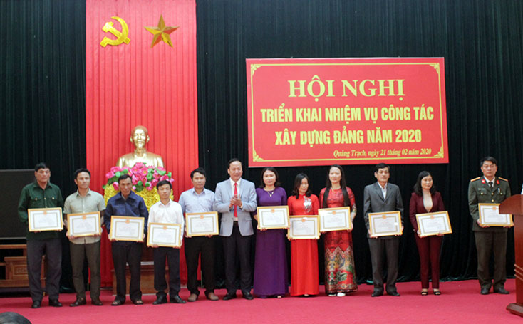 Ban Thường vụ Huyện ủy Quảng Trạch trao giấy khen cho các đảng viên hoàn thành xuất sắc nhiệm vụ 5 năm liền (2015-2019).