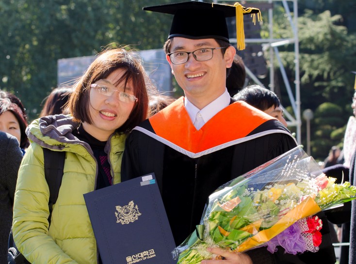 PGS.TS Hoàng Văn Dũng và vợ trong ngày nhận bằng tốt nghiệp tiến sỹ tại Trường đại học Ulsan.