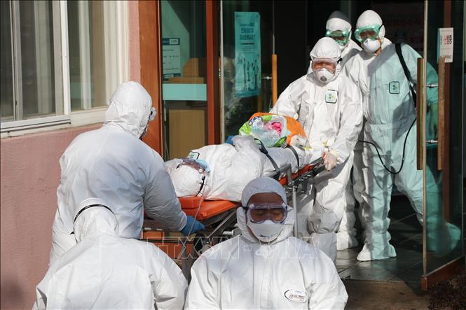  Nhân viên y tế Hàn Quốc chuyển bệnh nhân nhiễm COVID-19 từ một bệnh viện ở Cheongdo đến một bệnh viện khác để điều trị ngày 21-2-2020. Ảnh: Yonhap/TTXVN
