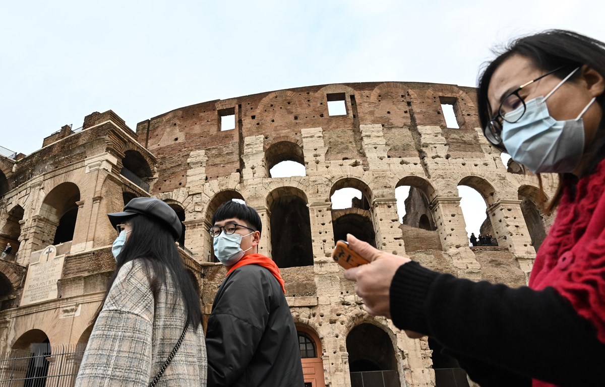  Khách du lịch đeo khẩu trang để phòng tránh lây nhiễm COVID-19 tại Rome, Italy, ngày 31-1-2020. (Ảnh: AFP/TTXVN)