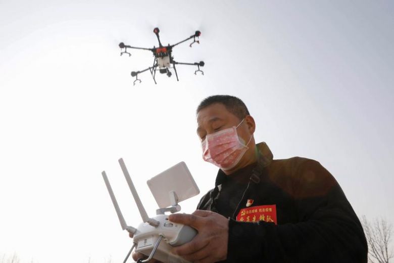  Sử dụng máy bay không người lái để phun thuốc khử trùng tại tỉnh Hà Nam (Trung Quốc) ngày 31-1-2020. Ảnh: AFP
