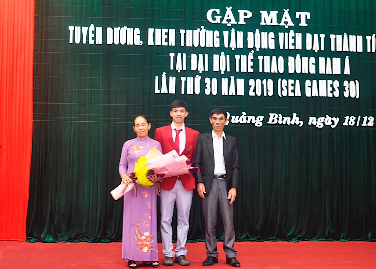 VĐV Nguyễn Huy Hoàng chia vui cùng người thân sau những thành tích tại SEA Games 30.