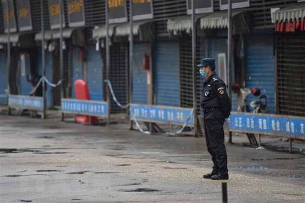Lực lượng an ninh phong tỏa khu chợ hải sản Huanan ở thành phố Vũ Hán, Trung Quốc. (Ảnh: AFP/TTXVN)