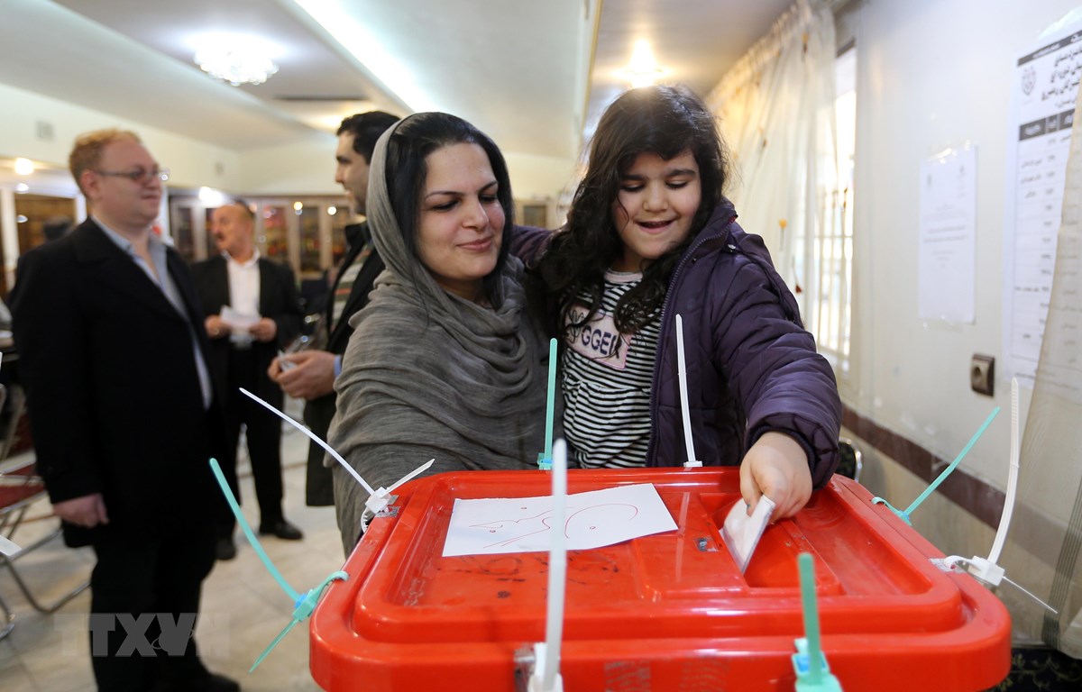 Cử tri bỏ phiếu tại điểm bầu cử ở Tehran, Iran ngày 21-2-2020. (Ảnh: AFP/TTXVN)