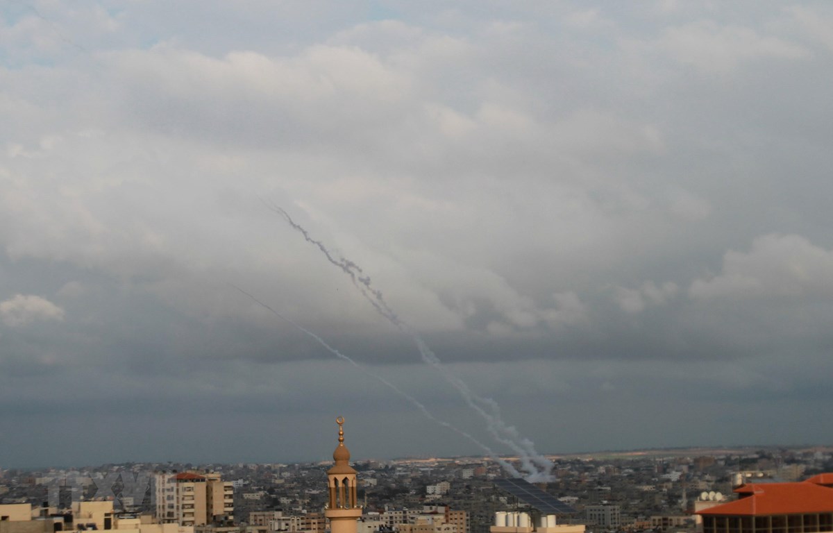  Rocket được bắn từ dải Gaza về phía Israel ngày 24-2-2020. (Ảnh: THX/TTXVN)